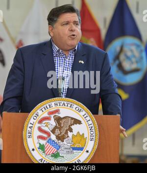 Zusammen mit Abgeordneten, Fürsprechern, Adjutant General of Illinois Maj. Gen. Rich Neely und dem amtierenden Direktor des Illinois Department of Veterans’ Affairs (IDVA), Terry Prince, unterzeichnete Gouverneur Pritzker heute, am 15. August, sieben Gesetze. Das Ziel ist es, das Leben der Dienstmitglieder und Veteranen von Illinois zu verbessern und ihren Dienst an ihrem Staat und ihrer Nation zu ehren. Die Gesetzgebung beinhaltete einen Gesetzentwurf, der Mitglieder der Nationalgarde von Illinois ehrt, die während der Ausübung ihrer Pflichten unter der Autorität des Gouverneurs durch die Übergabe einer Flagge des Staates Illinois an ihre Angehörigen getötet wurden. Stockfoto