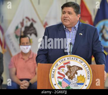 Zusammen mit Abgeordneten, Fürsprechern, Adjutant General of Illinois Maj. Gen. Rich Neely und dem amtierenden Direktor des Illinois Department of Veterans’ Affairs (IDVA), Terry Prince, unterzeichnete Gouverneur Pritzker heute, am 15. August, sieben Gesetze. Das Ziel ist es, das Leben der Dienstmitglieder und Veteranen von Illinois zu verbessern und ihren Dienst an ihrem Staat und ihrer Nation zu ehren. Die Gesetzgebung beinhaltete einen Gesetzentwurf, der Mitglieder der Nationalgarde von Illinois ehrt, die während der Ausübung ihrer Pflichten unter der Autorität des Gouverneurs durch die Übergabe einer Flagge des Staates Illinois an ihre Angehörigen getötet wurden. Stockfoto