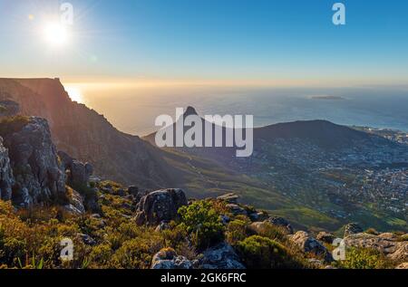 Skyline von Kapstadt und Lion's Head Gipfel bei Sonnenuntergang vom Table Mountain Nationalpark, Kapstadt, Südafrika. Stockfoto
