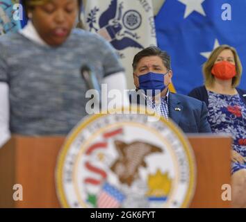 Gouverneur JB Pritzker hört sich die Außenvertreterin LaToya Greenwood, 114. Bezirk, an, über das House Bill 2776 zu sprechen, das die staatliche Berufslizenzierung für Militärmitglieder und ihre Ehegatten, die nach Illinois ziehen, beschleunigt. Zusammen mit Abgeordneten, Fürsprechern, Adjutant General of Illinois Maj. Gen. Rich Neely und dem amtierenden Direktor des Illinois Department of Veterans’ Affairs (IDVA), Terry Prince, unterzeichnete Gouverneur Pritzker heute, am 15. August, sieben Gesetze. Das Ziel ist es, das Leben der Dienstmitglieder und Veteranen von Illinois zu verbessern und ihren Dienst an ihrem Staat und ihrer Nation zu ehren. Die Gesetzgebung beinhaltete eine Stockfoto