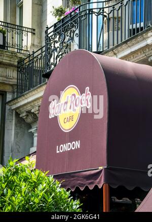 London, England - 2018. Juni: Logo auf dem Baldachin über dem Eingang zum ursprünglichen Hard Rock Cafe im Green Park Stockfoto