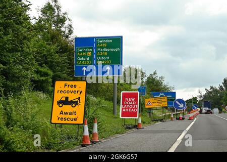 Swindon, England - 2021. Juni: Schilder auf der harten Schulter einer großen Straße, die die Fahrer vor Lesearbeiten warnt. Stockfoto