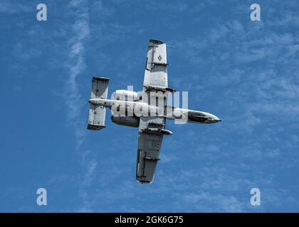 Der US Air Force Capt. Hayden „Gator“ Fullam, A-10C Thunderbolt II Demonstrationsteam Pilot, fliegt einen A-10 Thunderbolt II während der 75. Anniversary Airshow am Decatur Airport, Decatur, Illinois, 15. August 2021. Während der Performance zeigte Fullam die Kampffähigkeiten der A-10 durch Kunstflugmanöver, einschließlich Waffenfeuern-Simulationen. Stockfoto