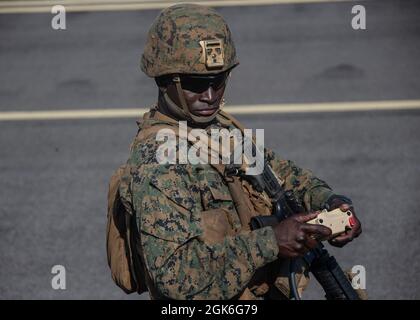 Pfc. Guerby destine, 22, Nummer zwei der Kanonencocker mit 1. Bataillon, 12. Marine und einem gebürtigen Westbury, N.Y., fährt eine Marine Expeditionary Ship Interdiction System-Trägerrakete an Bord der Pacific Missile Range Facility Barking Sands, Hawaii, 15. August 2021. Die Marineinfanteristen von 1/12 schlugen ein Marinezielschiff mit zwei Naval-Strike-Raketen, nachdem sie das Schiff von ihrem feuerten Expeditions-Stützpunkt aus ertagt und anvisiert hatten, während sie an der groß angelegten Übung 2021 teilnahmen. Die Übung erlaubte Marines, verteilte Seeoperationen zu unterstützen, indem sie Expeditions-fortgeschrittene Basisoperationen und li zur Verfügung gestellt haben Stockfoto