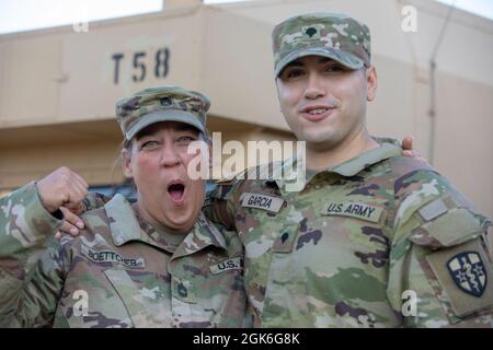 Sgt. First Class Kristina Boettcher, die nicht-kommissionierte Beauftragte, die für die Effekte und Enabler (E&E) für Global Medic zuständig ist, und SPC. Abraham Garcia, ein Spezialist der US Army Reserve für Humanressourcen des 7306. Medical Expeditionary Support Bataillons, posiert für ein Foto in Fort McCoy, Wisconsin, 15. August 2021. Boettcher betreutes Garcia während seiner gesamten Karriere bei der US-Armee und half ihm durch einen entscheidenden Punkt in seinem Leben. Stockfoto