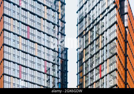 London, England, Großbritannien - ein Crown Place Wohngebäude mit gemischter Nutzung von KPF Stockfoto