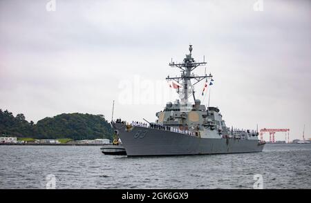 210816-N-KB666-1002 YOKOSUKA, JAPAN (AUG 16, 2021) der Arleigh Burke-Klasse Lenkraketen-Zerstörer USS Howard (DDG 83) kommt am 16. August als einer der neuesten Ergänzungen zu Commander, Task Force (CTF) 71/Destroyer Squadron (DESRON) 15 bei Commander, Fleet Activities Yokosuka (CFAY), Japan an. Howard ist für CTF 71/DESRON 15, die größte vorwärtseingesetzte DESRON der Marine und die wichtigste Oberflächenkraft der 7. US-Flotte, bestimmt. Stockfoto