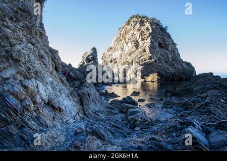 Felsen von großen Ausmaßen am Strand von Cañuelo de Nerja gefunden. Maro Cerro Gordo Cliffs Stockfoto