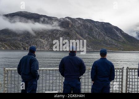 NUUK, Grönland -- (Aug 16, 2021) Seeleute, die dem 270-Fuß-Famous-Class-Medium-Endurance-Cutter USCGC Escanaba (WMEC 907) zugewiesen wurden, halten Ausschau nach der Landschaft, als sie in Nuuk, Grönland, für die Operation Nanook ankommen. Die US-Küstenwache beteiligt sich erneut mit Partnern an der Operation Nanook, einer von den kanadischen Streitkräften durchgeführten Operation zur Souveränität und Manövrierkrieg. Stockfoto