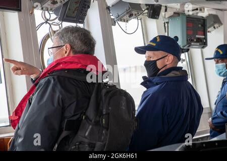 NUUK, Grönland -- (Aug 16, 2021) Cdr. Benjamin Spector, der Kommandooffizier des 270 Fuß langen berühmten Mittelausdauerschneiders USCGC Escanaba (WMEC 907), spricht mit Hafenbeamten, als das Schiff in Nuuk, Grönland, zur Operation Nanook ankommt. Die US-Küstenwache beteiligt sich erneut mit Partnern an der Operation Nanook, einer von den kanadischen Streitkräften durchgeführten Operation zur Souveränität und Manövrierkrieg. Stockfoto