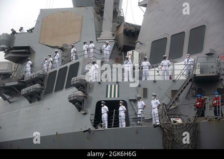 YOKOSUKA, Japan (Aug 16, 2021) der Arleigh Burke-Klasse Lenkraketen-Zerstörer USS Howard (DDG 83) kommt am 16. August als einer der neuesten Ergänzungen zu Commander, Task Force (CTF) 71/Destroyer Squadron (DESRON) 15 bei Commander, Fleet Activities Yokosuka (CFAY), Japan an. Howard ist für CTF 71/DESRON 15, die größte vorwärtseingesetzte DESRON der Marine und die wichtigste Surface Force der 7. US-Flotte, bestimmt. Stockfoto