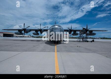 Mitglieder des 720. Flugzeugwartungsgeschwaders führen Wartungsarbeiten an einem 920. Rettungsflügel HC-130J Combat King II durch, der am 16. August 2021 auf der Patrick Space Force Base, Florida, eingesetzt wird. Die Betreuer ersetzten eine Überhitzungsschleife im Flugzeug. Stockfoto