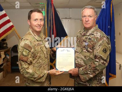 US Army Sgt. Klasse David Shatas, der der Task Force Iron Grey zur Unterstützung der Combined Joint Task Force-Horn of Africa (CJTF-HOA) zugewiesen wurde, erhält im Rahmen einer Preisverleihung im Camp Lemonnier, Dschibuti, am 16. August 2021 die Medaille für die Leistung der Luftwaffe. Stockfoto