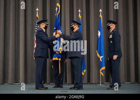 Maj. General Andrew Gebara, Zentrum, ankommender Kommandant der 8. Luftwaffe und des Joint-Global Strike Operations Center, erhält die Führung von General Tim Ray, Kommandeur des Air Force Global Strike Command, während einer Wechselbefehlszeremonie auf der Barksdale Air Force Base, La., 16. August 2021. Die Übergabe der Führung einer Einheit symbolisiert eine Übertragung des Kommandos. Stockfoto