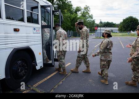 Soldaten der US-Armee, die dem Headquarters and Headquarters Company, 143. Combat Sustainment Support Bataillon, Connecticut Army National Guard, zugewiesen wurden, steigen in einen Bus am Southington Readiness Center, Southington, Connecticut, 16. August 2021. Soldaten des 143. Combat Sustainment Support Bataillons reisen aus dem Staat, um ihre jährliche Ausbildung durchzuführen. Stockfoto