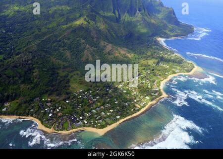 LUFTAUFNAHME DES NORDWESTENS KAUAI, HAWAII, USA... ÜBER HANALEI, HAENA BEACH UND DIE NAPILI KÜSTE AM ENDE DES KUHIO HIGHWAYS Stockfoto