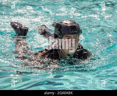 STENNIS SPACE CENTER, Mississippi -- Internationale Partner aus den Bahamas, Malaysia, Thailand und den Philippinen führen einen Schwimmtest durch, um sicherzustellen, dass ihre taktischen Wasserwesten sie vor ihrer ersten Wassersitzung des Patrol Craft Officer-Coastal Course von NAVSCIATTS über Wasser halten. PCOC ist ein siebenwöchiger maritimer Lehrgang, der das Personal der ausländischen Sicherheitskräfte mit einer speziellen Ausbildung in der Beschäftigung von kleinen Patrouillenschiffen ausstatten soll, um Sicherheitsoperationen in der Küstenumgebung zur Unterstützung von Seeoperationen durchzuführen. NAVSCIATTS ist ein Schulhaus für Sicherheitskooperationen Stockfoto