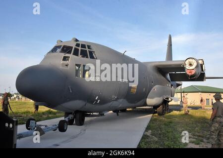 „The Spirit of Long Island“ HC-130 Hercules-Flugzeug, Tail-Nummer 0222, das während des Vietnamkrieges eingesetzt wurde und später dem 106. Rettungsflügel der New Yorker Air National Guard zugewiesen wurde, der sich an der Francis S. Gabreski Air National Guard Base, Westhampton Beach, New York, bis zu seiner Stilllegung im Jahr 2019 befindet, Wird am 16. August 2021 von der Fluglinie auf die statische Ausstellungsfläche am Eingang der Basis verlegt. Die Demontage und der Umzug wurden von Dienstmitgliedern der Air National Guard aus New York, Connecticut, Arkansas, und Mitarbeitern der US Air Force im aktiven Dienst abgeschlossen. Stockfoto
