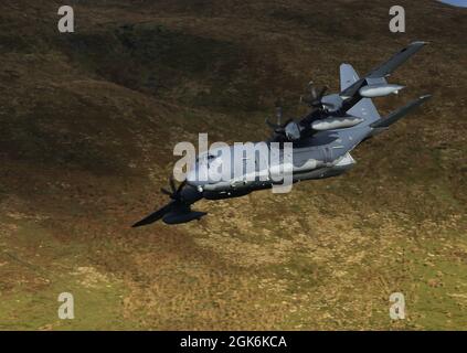 Ein Flugzeug der US Air Force Lockeed MC-130J Commando, das in der „Machtschleife“ in Wales, Vereinigtes Königreich, Tiefflugausbildung absolviert hat. Stockfoto