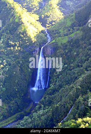 LUFTAUFNAHME VON KAUAI, HAWAII, USA....Manawaiopuna Falls (Jurassic Park Falls) Stockfoto