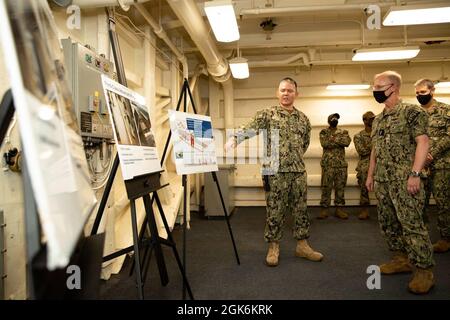 Vice Adm. Daryl Caudle, Kommandant der Submarine Forces (SUBFOR), rechts, erhält einen Brief von LT. Cmdr. Paul Castillo, USS Gerald R. Fords (CVN 78) Ordnungs-Handlingsoffizier, im Ford-Bereich für den Transport von achtern Waffen während einer Schiffsbesichtigung am 16. August 2021. Caudle besuchte Ford mit ausgewählten SUBFOR- und US-amerikanischen Mitarbeitern der zweiten Flotte, um sich einen Einblick in die Materialbereitschaft des Schiffes nach den historischen Full Ship Shock Trials (FSST) von Ford zu verschaffen. Die US Navy führt Schockversuche an neuen Schiffsdesigns mit Live-Sprengstoffen durch, um zu bestätigen, dass unsere Kriegsschiffe weiterhin anspruchsvollen Missi gerecht werden können Stockfoto