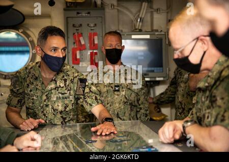 Vice Adm. Daryl Caudle, Commander, Submarine Forces (SUBFOR), rechts, erhält einen Brief von Kapitän Paul Lanzilotta, links, USS Gerald R. Ford's (CVN 78) Kommandant, in Fords Flugdeck-Kontrolle während einer Tour des Schiffes, 16. August 2021. Caudle besuchte Ford mit ausgewählten SUBFOR- und US-amerikanischen Mitarbeitern der zweiten Flotte, um sich einen Einblick in die Materialbereitschaft des Schiffes nach den historischen Full Ship Shock Trials (FSST) von Ford zu verschaffen. Die US Navy führt Schockversuche an neuen Schiffsdesigns mit Live-Sprengstoffen durch, um zu bestätigen, dass unsere Kriegsschiffe weiterhin die anspruchsvollen Missionsanforderungen erfüllen können un Stockfoto