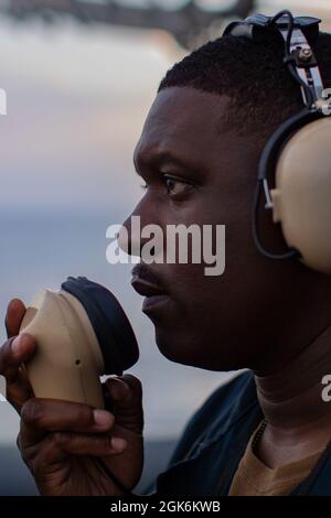 PAZIFIK (Aug 15, 2021) U.S. Navy Seaman Jordan McDonley, ein Hafen-Aft-Aussichtspunkt, der dem amphibischen Angriffsschiff USS Essex (LHD 2) zugewiesen wurde, wacht am 15. August an Bord von Essex. Marineinfanteristen und Segler der 11. Marine Expeditionary Unit (MEU) und der Essex ARG führen Routineoperationen in der 3. Flotte der USA durch. Stockfoto