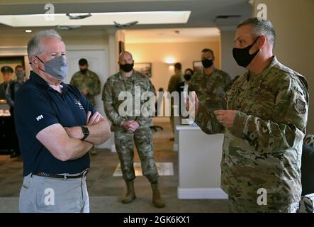 Der Sekretär der Luftwaffe, Frank Kendall, wird vom Oberst der Luftwaffe, Corey Simmons, rechts, 60. Kommandant der Flugmobilität, auf der Mission des Teams Travis am 16. August 2021 auf der Travis Air Force Base, Kalifornien, unterrichtet. Kendall machte einen kurzen Halt in Travis und wurde von der Flügelführung begrüßt. Stockfoto