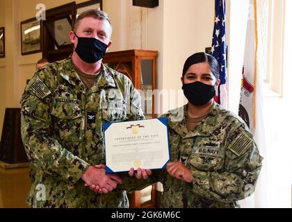 TOLLE SEEN, Il. (Aug 17, 2021) Damage Controlman 1. Klasse Susana Gonyea wird von Kapitän Jason Williamson, Kommandant der Naval Station Great Lakes, mit einer Marinekorps-Ehrenmedaille ausgezeichnet. Stockfoto