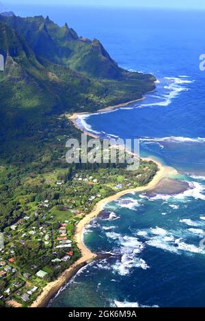 LUFTAUFNAHME DES NORDWESTENS KAUAI, HAWAII, USA... ÜBER HANALEI, HAENA BEACH UND DIE NAPILI KÜSTE AM ENDE DES KUHIO HIGHWAYS Stockfoto