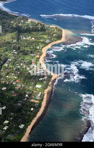 LUFTAUFNAHME DES NORDWESTENS KAUAI, HAWAII, USA... ÜBER HANALEI, HAENA BEACH UND DIE NAPILI KÜSTE AM ENDE DES KUHIO HIGHWAYS Stockfoto