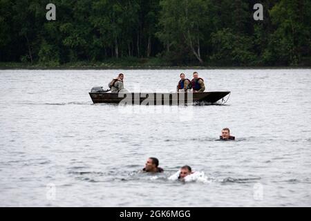 Armeekampfingenieure der Breacher Company, des 6. Brigadeingenieurs-Bataillons (Airborne), des 4. Infanteriebrigade-Kampfteams (Airborne), der 25. Infanteriedivision, der US-Armee Alaska, überwachen während des Helokasttrainings am Clunie Lake, Joint Base Elmendorf-Richardson, Alaska, 17. August 2021, ihre Soldaten von einem Sicherheitsboot aus. Die Kampfingenieure führten die Helocast-Operationen durch, um das Vertrauen zu stärken und sich mit der Schulung vertraut zu machen, die sie während des kommenden Sapper Leadership-Kurses erhalten werden. Stockfoto