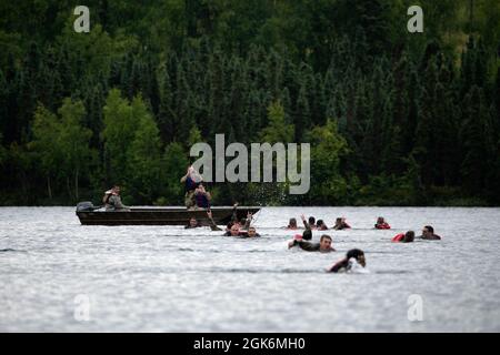 Armeekampfingenieure der Breacher Company, des 6. Brigadeingenieurs-Bataillons (Airborne), des 4. Infanteriebrigade-Kampfteams (Airborne), der 25. Infanteriedivision, der US-Armee Alaska, überwachen während des Helokasttrainings am Clunie Lake, Joint Base Elmendorf-Richardson, Alaska, 17. August 2021, ihre Soldaten von einem Sicherheitsboot aus. Die Kampfingenieure führten die Helocast-Operationen durch, um das Vertrauen zu stärken und sich mit der Schulung vertraut zu machen, die sie während des kommenden Sapper Leadership-Kurses erhalten werden. Stockfoto