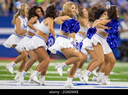 Indianapolis, Indiana, USA. September 2021. Indianapolis Cheerleader treten während der NFL-Fußballspiel-Action zwischen den Seattle Seahawks und den Indianapolis Colts im Lucas Oil Stadium in Indianapolis, Indiana, auf. Seattle besiegte Indianapolis 28-16. John Mersits/CSM/Alamy Live News Stockfoto