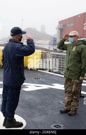 NUUK, Grönland -- (Aug 17, 2021) Dänischer Adm Hinten. Martin Lacour Andersen, der Kommandeur des Joint Arctic Command in Nuuk, Grönland, schließt sich während der Operation Nanook den Besatzungen der USCGC Escanaba (WMEC 907) in Nuuk an. Die US-Küstenwache nimmt erneut an der Operation Nanook Teil, einer Souveränität- und Manöverübung der kanadischen Streitkräfte in der Arktis. Stockfoto