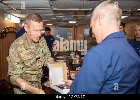 NUUK, Grönland -- (Aug 17, 2021) Dänischer Adm Hinten. Martin Lacour Andersen, der Kommandeur des Joint Arctic Command in Nuuk, Grönland, überreicht Cmdr ein Geschenk. Benjamin Spector Kommandant der USCGC Escanaba (WMEC 907), in Nuuk während der Operation Nanook. Die US-Küstenwache nimmt erneut an der Operation Nanook Teil, einer Souveränität- und Manöverübung der kanadischen Streitkräfte in der Arktis. Stockfoto