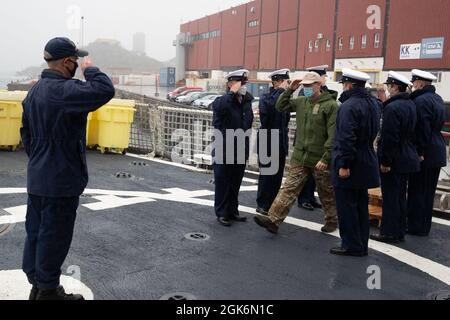 NUUK, Grönland -- (Aug 17, 2021) Dänischer Adm Hinten. Martin Lacour Andersen, der Kommandeur des Joint Arctic Command in Nuuk, Grönland, kommt an Bord des USCGC Richard Snyder (WPC 1127) und des USCGC Escanaba (WMEC 907) zum Mittagessen in Nuuk während der Operation Nanook. Die US-Küstenwache nimmt erneut an der Operation Nanook Teil, einer Souveränität- und Manöverübung der kanadischen Streitkräfte in der Arktis. Stockfoto