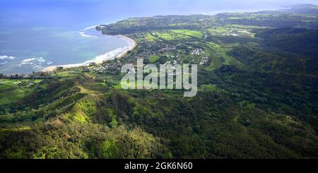 LUFTAUFNAHME VON KAUAI, HAWAII, USA...HANALEI BAY UND PRINCEVILLE Stockfoto