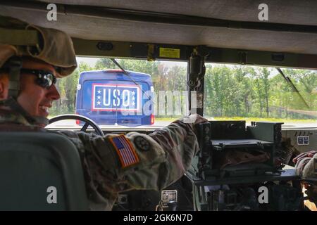 Personal Sgt. Dalton Smith, mit der 354. Mobile Public Affairs Ablösung von Coraopolis, Pennsylvania, folgt am 17. August 2021 dem mobilen Van der USO in Fort McCoy, Wisconsin.die USO in Fort McCoy, Wisconsin, ist die einzige USO, die einen mobilen Van, Das gibt ihnen die Möglichkeit, sich Soldaten auf dem Feld anzuschließen. 17. August 2021. Stockfoto