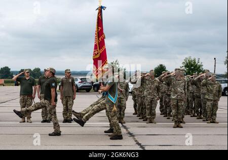 Mitglieder der US-Luftwaffe, die dem Sondereinsatzflügel 352d zugewiesen sind, und Mitglieder der ukrainischen Luftwaffe, die der 456. Luftverkehrsbrigade zugewiesen sind, nehmen an einer Zeremonie zum Jahrestag der Gründung der Brigade in Vinnyzja, Ukraine, am 18. August 2021 Teil. Die Anerkennung und Feier einer starken Geschichte und Beziehung ist ein wichtiger Teil dieser Möglichkeiten, um mit den Kräften der Partnerstaaten zu trainieren und Praktiken auszutauschen. Stockfoto