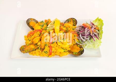 Peruanische Meeresfrüchte-Reis-Rezept mit Garnelen, Muscheln und Muscheln auf einem weißen Tablett Stockfoto