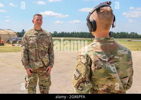 Personal Sgt. Dalton Smith, 354. Mobile Public Affairs Detachment Public Affairs Massenkommunikation, nicht beauftragter Offizier, führt und interviewt bei der Combat Support Training Übung 78-21-04 am 12. August 2021 in Fort McCoy, Wisconsin. CSTX wird es Armeereserveeinheiten ermöglichen, die kollektive Bereitschaft vor der Mobilisierung zu erreichen, zu verbessern und aufrechtzuerhalten. Stockfoto