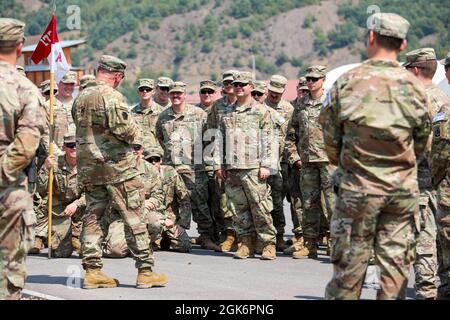 Brig. General Gregory Knight, Adjutant General von Vermont, spricht Soldaten der Nationalgarde von Vermont mit der Alpa-Truppe, der 1. Staffel, dem 172. Kavallerieregiment (Berg) im Camp Nothing Hill, Kosovo, 17. August 2021. Diese Soldaten sind im Rahmen der Rotation der Kosovo Force 20 stationiert. Stockfoto