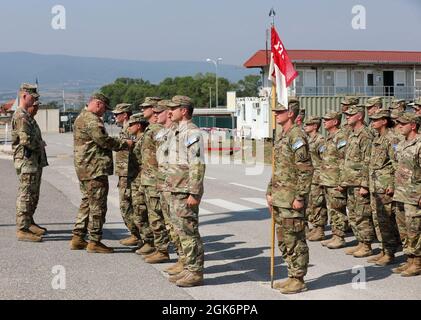 Brig. General Gregory Knight, General von Vermont Adjutant, überreicht Auszeichnungen an Soldaten der Nationalgarde von Vermont im Camp Novo Sello, Kosovo, 17. August 2021. Diese Soldaten sind als Teil ihrer Kosovo Force 29 Rotation stationiert. Stockfoto