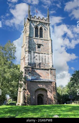 St. Chad's Kirchturm, der 4 Fuß von True entfernt ist, Wybunbury, Chesthire, England, Großbritannien Stockfoto