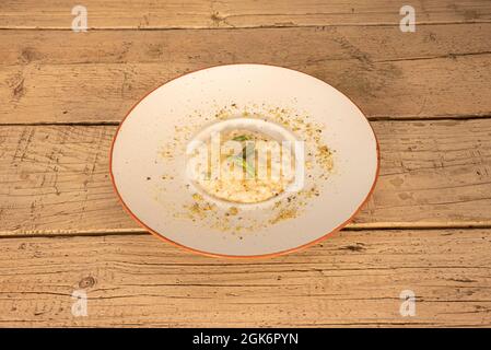 Teller mit köstlichem italienischen Risotto mit Spargel und Parmesan-Flakes Stockfoto