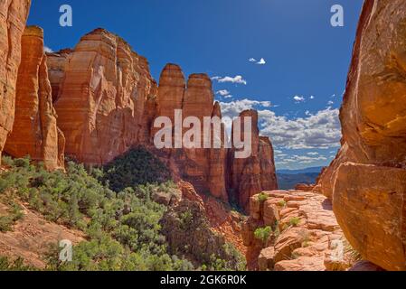 Blick vom Sattel des Cathedral Rock nach Südwesten. Gelegen in Sedona, AZ. Stockfoto