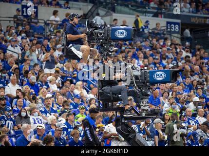 Indianapolis, Indiana, USA. September 2021. Doppeldecker Fox-Seitenlinie Kameras während NFL Fußballspiel-Action zwischen den Seattle Seahawks und den Indianapolis Colts im Lucas Oil Stadium in Indianapolis, Indiana. Seattle besiegte Indianapolis 28-16. John Mersits/CSM/Alamy Live News Stockfoto