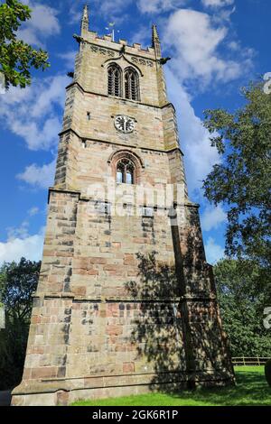 St. Chad's Kirchturm, der 4 Fuß von True entfernt ist, Wybunbury, Chesthire, England, Großbritannien Stockfoto