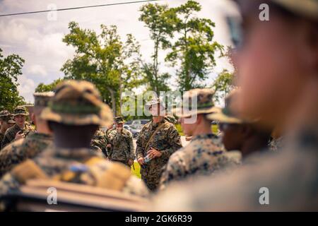 US Marine Corps Capt. August Valentine, ein Kommandant der Firma mit 1. Bataillon, 6. Marine Regiment, 2D Marine Division, hält eine Rede in Vorbereitung auf die Abreise von Camp Lejeune, N.C., 18. August 2021. Die Marineinfanteristen aus dem Jahr 1/6 bereiten sich darauf vor, zur Unterstützung der Gemeinsamen Task Force Haiti eine humanitäre Katastrophenhilfe zu leisten. Stockfoto